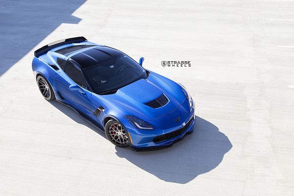 Фото дисков Strasse Wheels SM7 Deep Concave Сатиновый темный лак на Chevrolet Corvette C7
