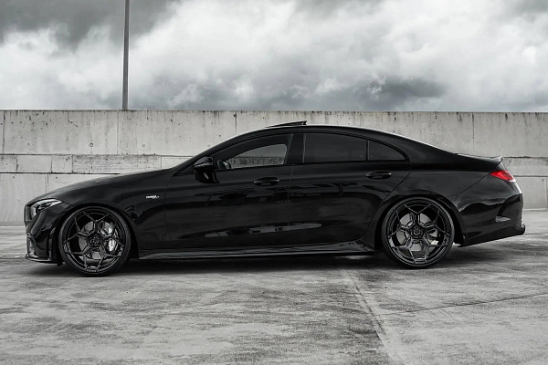 Фото дисков Radi8 R804.C Черный глянец на Mercedes-Benz CLS (C257)