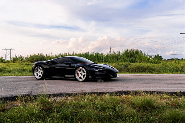 Фото дисков Strasse Wheels F5 Track Глянцевый лак на Ferrari SF90