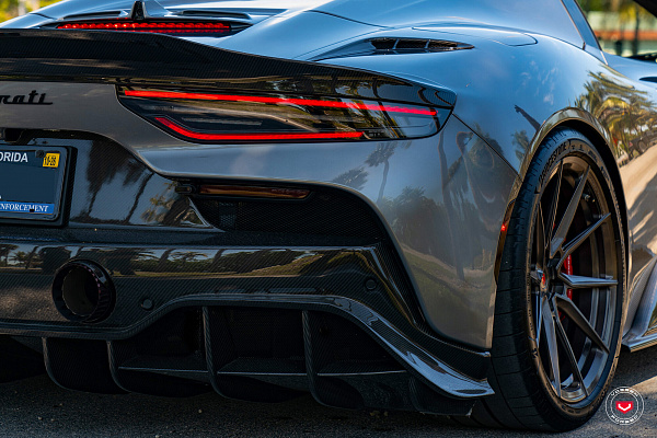 Фото дисков Vossen EVO-2 Глянцевый темный лак на Maserati MC20