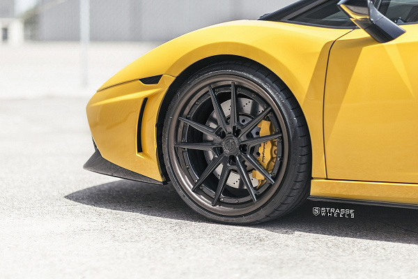 Фото дисков Strasse Wheels SV1 Deep Concave FS Черный глянец на Lamborghini Gallardo