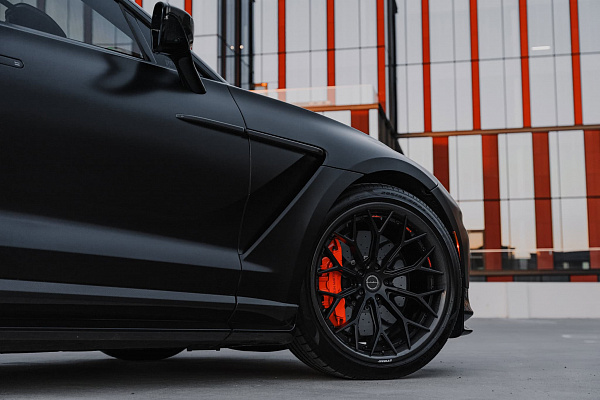 Фото дисков Brixton Forged CM6-R Черный сатин на Aston Martin DBX