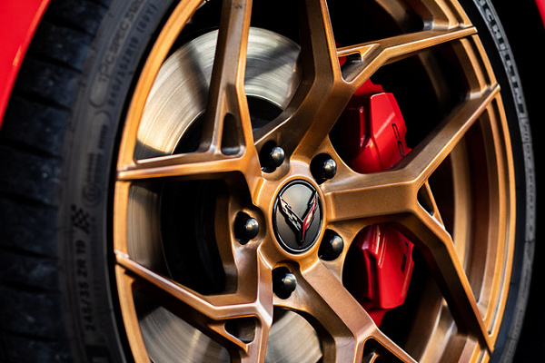 Фото дисков MRR F10 Глянцевая медь на Chevrolet Corvette C8