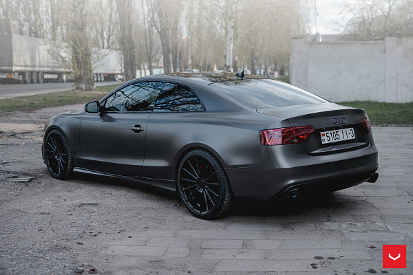 Фото дисков Vossen VFS-2 Черный глянец на Audi A/S/RS 5 (8T)