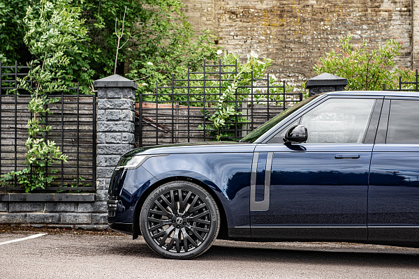 Фото дисков Kahn RS-2 Черный сатин на Range Rover V