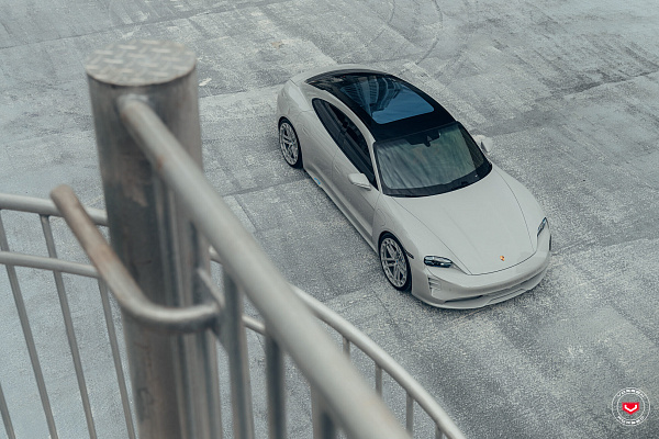 Фото дисков Vossen LC3-03T Глянцевый графит на Porsche Taycan I