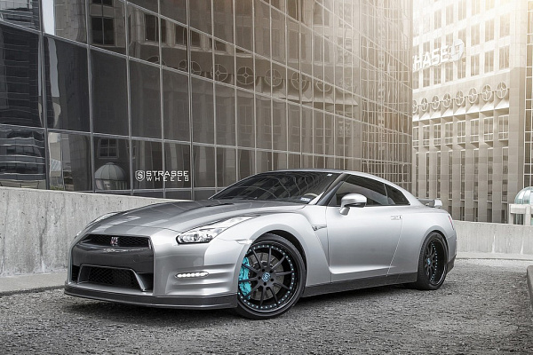 Фото дисков Strasse Wheels R10 Signature Черный сатин на Nissan GT-R