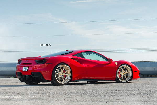 Фото дисков Strasse Wheels SM5RT Deep Concave FS Сатиновая шампань на Ferrari 488