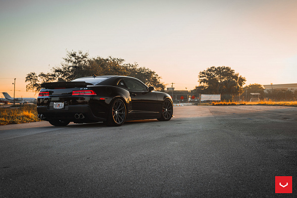 Фото дисков Vossen VFS-10 Глянцевый графит на Chevrolet Camaro V