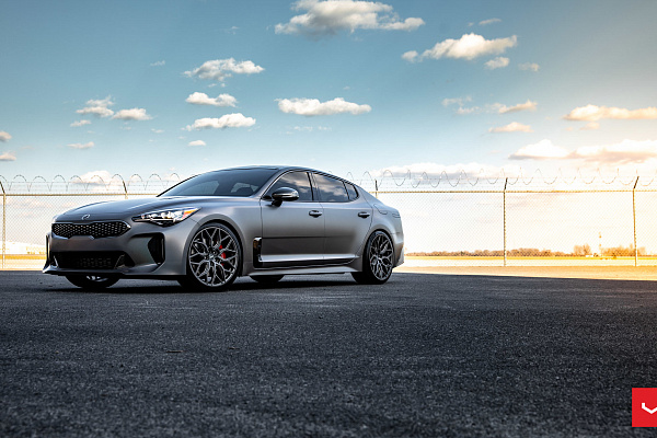Фото дисков Vossen HF-2 Сатиновый графит на Kia Stinger