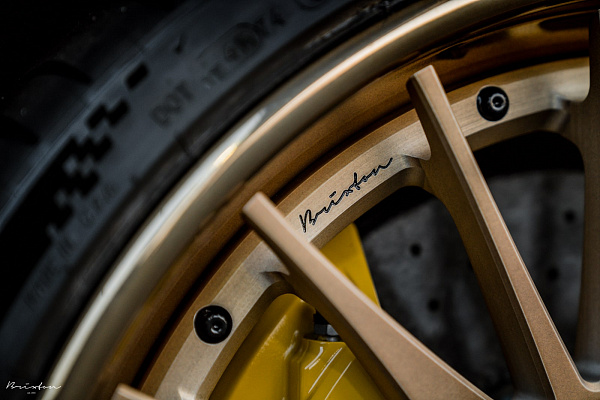 Фото дисков Brixton Forged HS1 Сатиновое темное золото на Ferrari FF