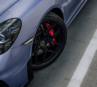 Фото дисков Brixton Forged PF7-RS на Porsche Cayman III
