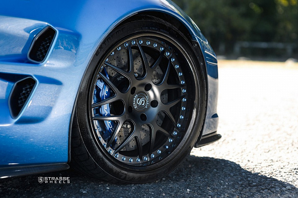 Фото дисков Strasse Wheels SV8 Signature Черный сатин на Chevrolet Corvette C6