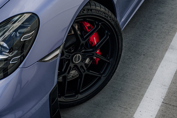 Фото дисков Brixton Forged PF7-RS Черный сатин на Porsche Cayman III
