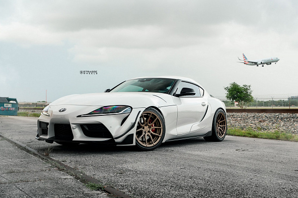 Фото дисков Strasse Wheels SV5 Deep Concave Duoblock Сатиновое темное золото на Toyota Supra A90