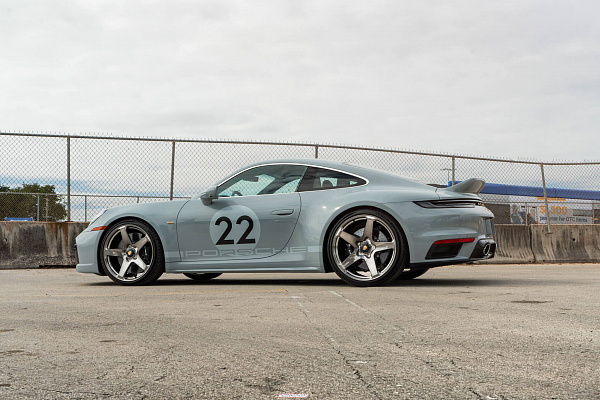 Фото дисков HRE 527M Глянцевый темный лак на Porsche 911 VIII
