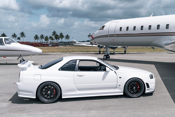 Фото дисков Strasse Wheels R10 Competition Черный глянец на Nissan GT-R