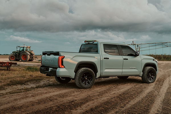 Фото дисков 4PLAY 4P83 Черный глянец на Toyota Tundra III