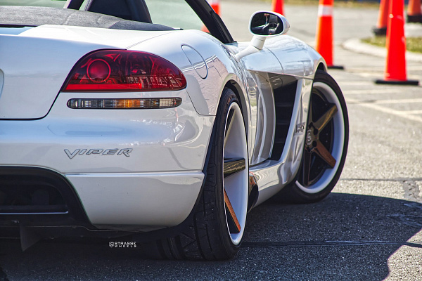 Фото дисков Strasse Wheels S5 Deep Concave FS Другой цвет на Dodge Viper