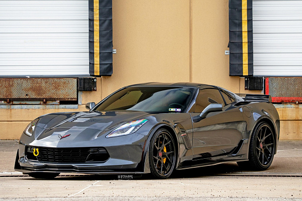 Фото дисков Strasse Wheels SM5RT Deep Concave FS Черный глянец на Chevrolet Corvette C7