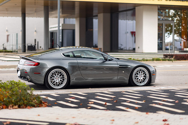 Фото дисков HRE 300 Серебро на Aston Martin Vantage 3