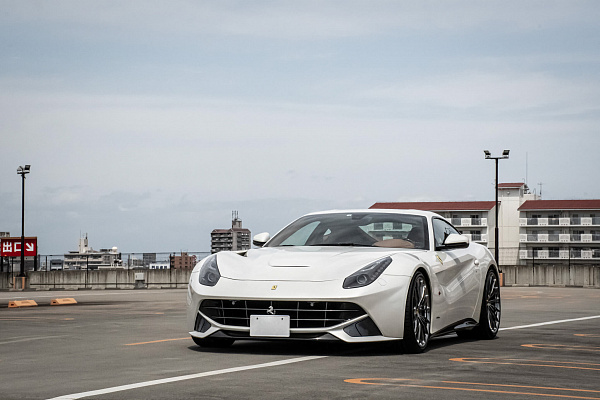 Фото дисков HRE P103 Глянцевый темный лак на Ferrari F12