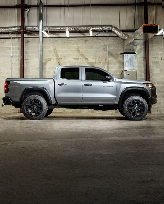 Фото дисков 4P83 Черный глянец на Chevrolet Colorado