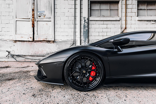 Фото дисков Brixton Forged TR05 Черный глянец на Lamborghini Aventador