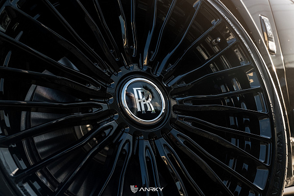 Фото дисков Anrky RF-230 Черный глянец на Rolls-Royce Cullinan