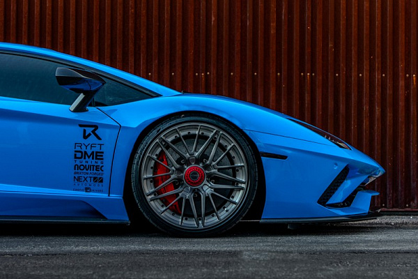 Фото дисков Brixton Forged VL4 Сатиновый темный лак на Lamborghini Aventador