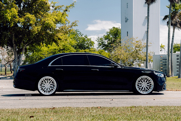 Фото дисков Strasse Wheels SV10M-RS Deep Concave FS Глянцевый лак на Mercedes-Benz S-Class (W223)
