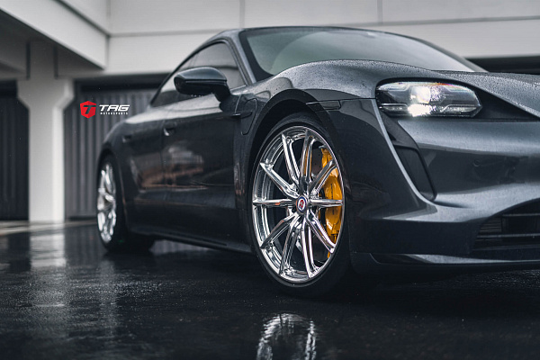 Фото дисков HRE P104SC Полированный лак на Porsche Taycan I