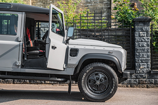 Фото дисков Kahn Rostyle Inspired RS Черный матовый на Land Rover Defender I