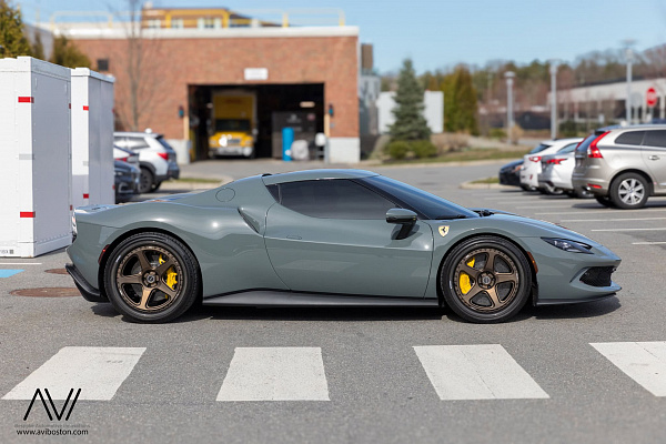 Фото дисков Brixton Forged TR05 Сатиновая бронза на Ferrari 296