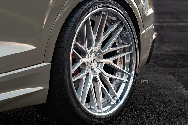 Фото дисков Strasse Wheels SV10M Deep Concave FS Глянцевый лак на Audi Q8