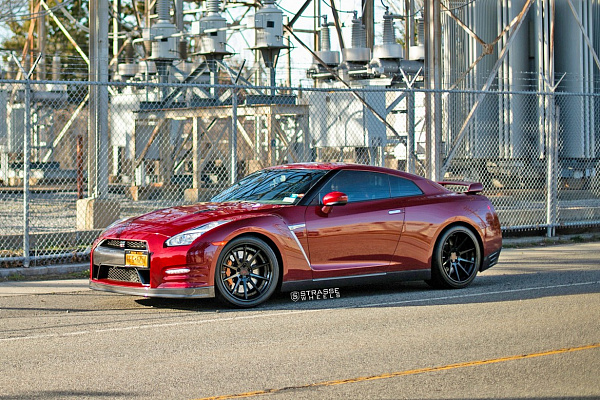 Фото дисков Strasse Wheels R10 Deep Concave FS Черный глянец на Nissan GT-R