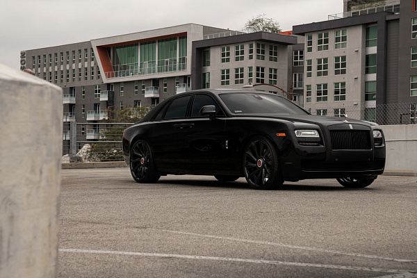 Фото дисков Savini SL1 Черный глянец на Rolls-Royce Ghost I