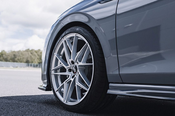 Фото дисков Bola FLR Сатиновый лак на Volkswagen Golf VIII