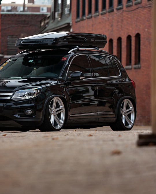 Фото дисков VFS-5 Серебро на Volkswagen Tiguan I