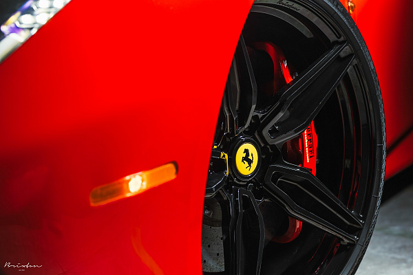Фото дисков Brixton Forged PF4 Черный глянец на Ferrari 488