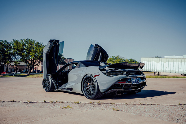 Фото дисков Strasse Wheels SV10M Deep Concave FS Черный сатин на McLaren 720S