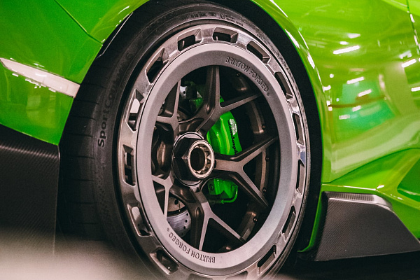 Фото дисков Brixton Forged PF7 Aerotech Глянцевый графит на Lamborghini Huracan
