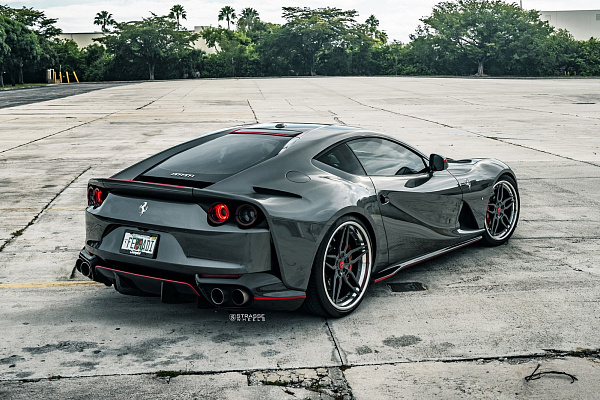 Фото дисков Strasse Wheels SV4 Deep Concave FS Сатиновый графит на Ferrari 812