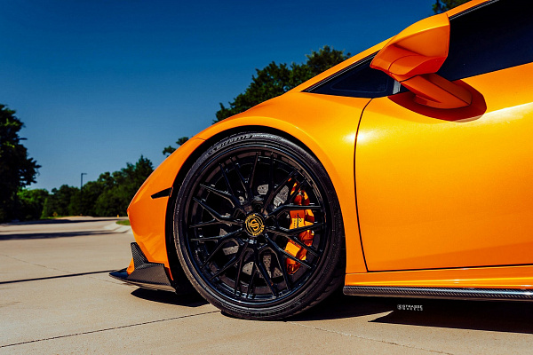 Фото дисков Strasse Wheels SV10M Deep Concave FS Черный глянец на Lamborghini Huracan