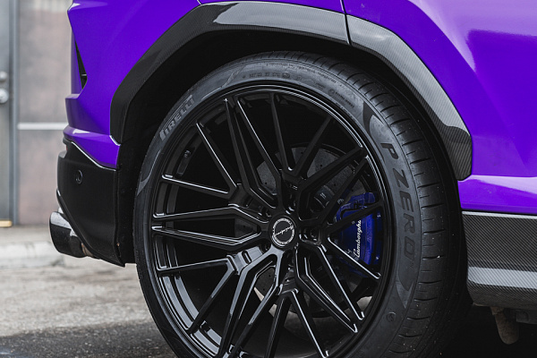 Фото дисков Brixton Forged VL4 Черный глянец на Lamborghini Urus
