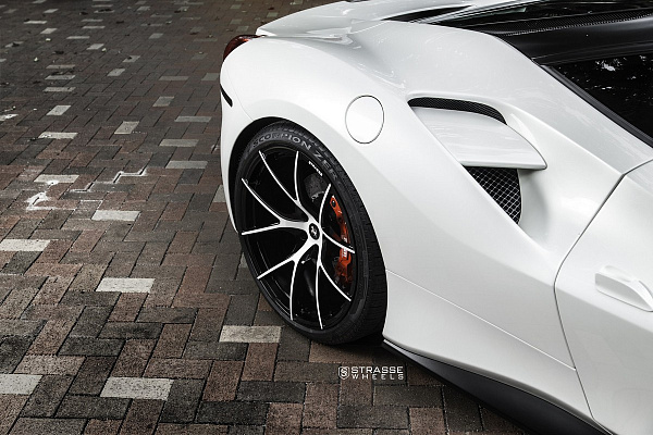 Фото дисков Strasse Wheels SM5R Deep Concave Monoblock Другой цвет на Ferrari 488