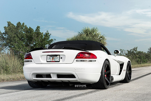 Фото дисков Strasse Wheels S5 Deep Concave Черный глянец на Dodge Viper