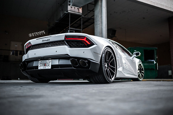 Фото дисков Strasse Wheels SV1 Deep Concave Monoblock Черный глянец на Lamborghini Huracan