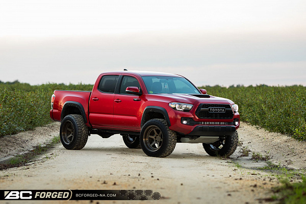 Фото дисков BC Forged LE61 // MLE61 Сатиновая бронза на Toyota Tacoma III