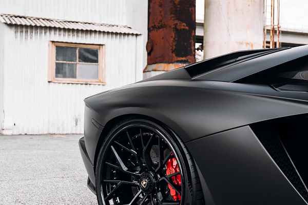Фото дисков Brixton Forged TR05 Черный глянец на Lamborghini Aventador